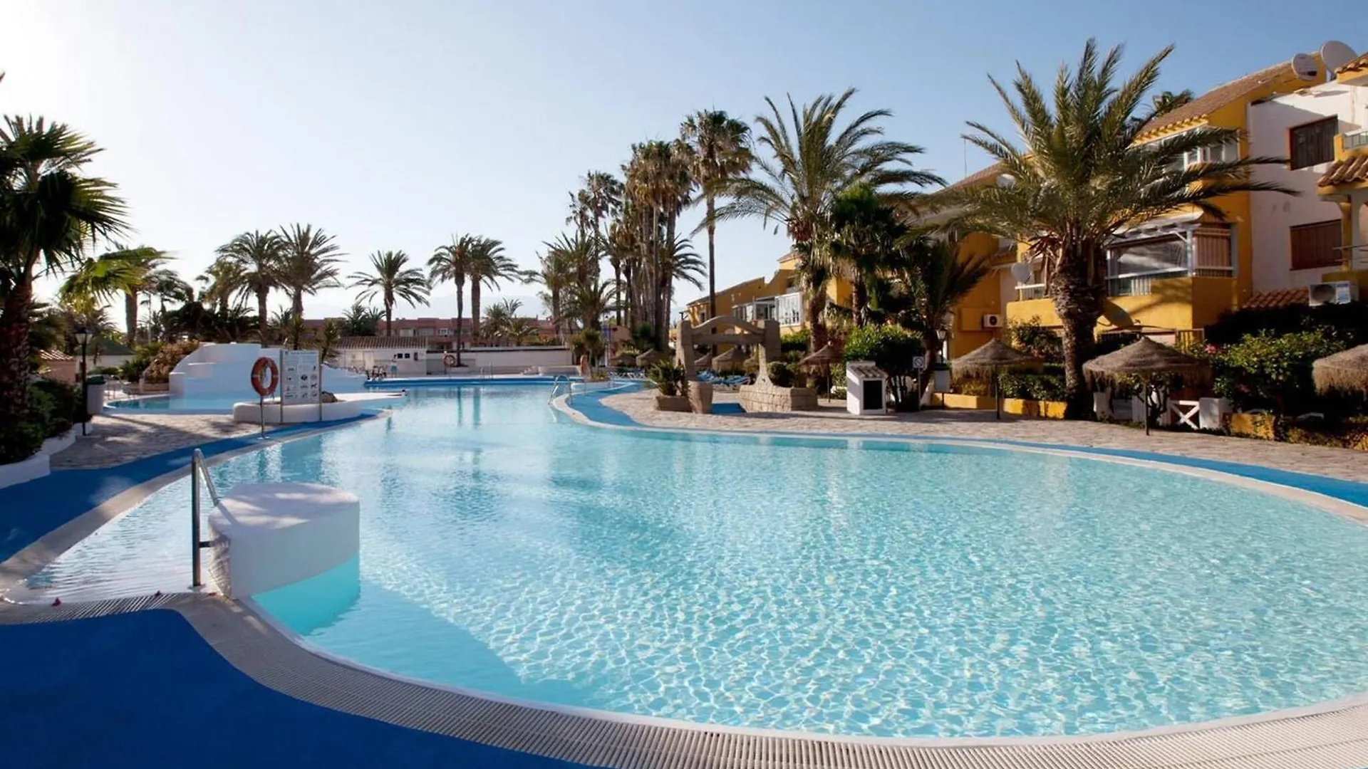 Lovely 2 Bedroom Apartment With Pool Roquetas de Mar Spanyolország